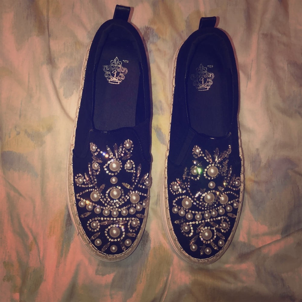Like new black platform slip on shoes